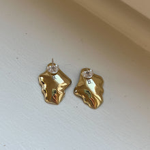 Ladda in bilden i Gallery viewer, MINI CLAM EARRINGS BRASS.