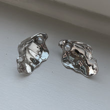 Ladda in bilden i Gallery viewer, CLAM EARRINGS SILVER.