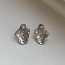 Ladda in bilden i Gallery viewer, MINI CLAM EARRINGS SILVER.