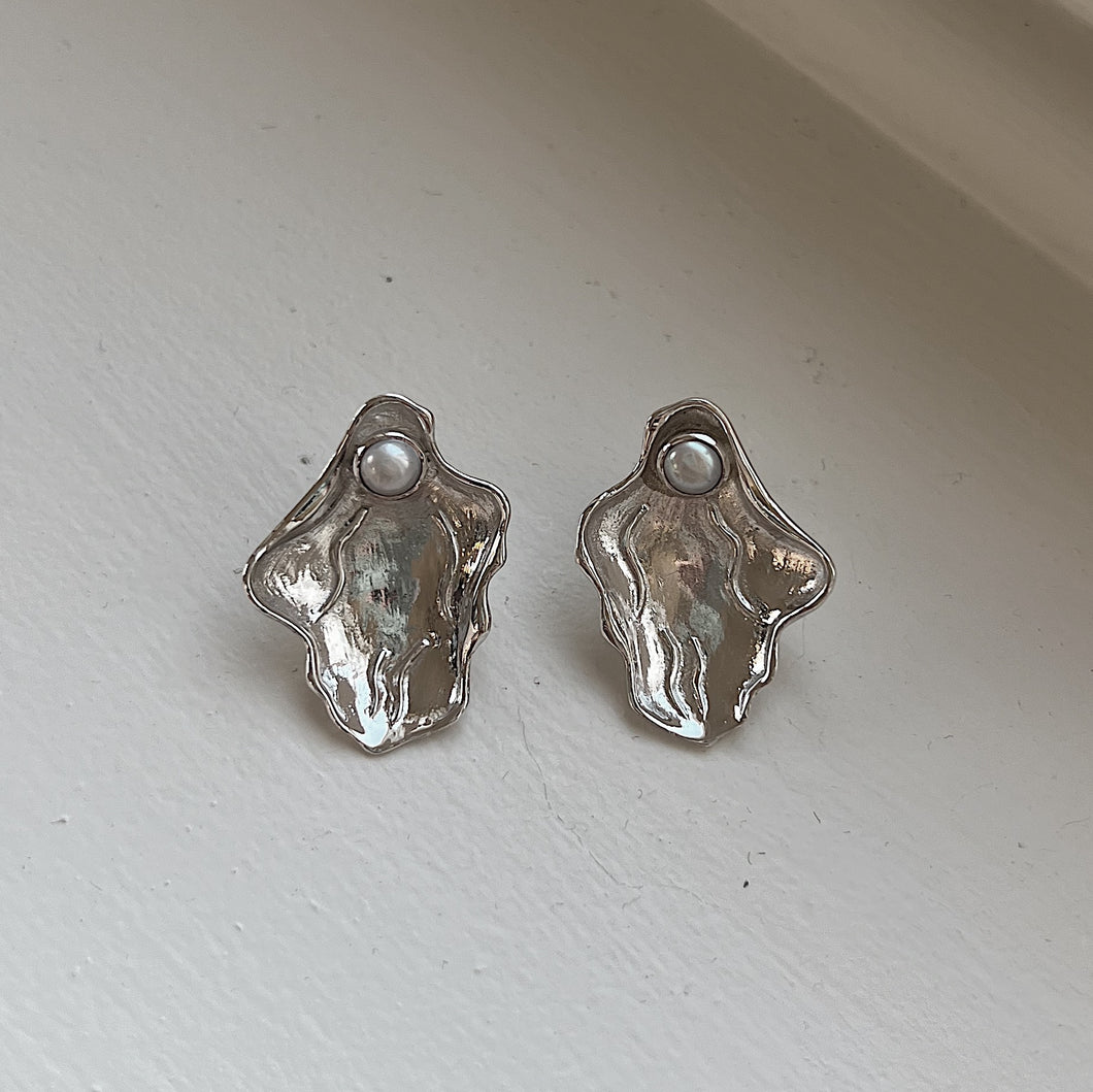 MINI CLAM EARRINGS SILVER.