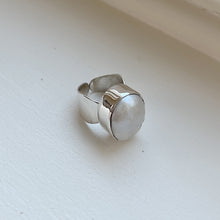 Ladda in bilden i Gallery viewer, SHOT RING - PEARL SILVER.