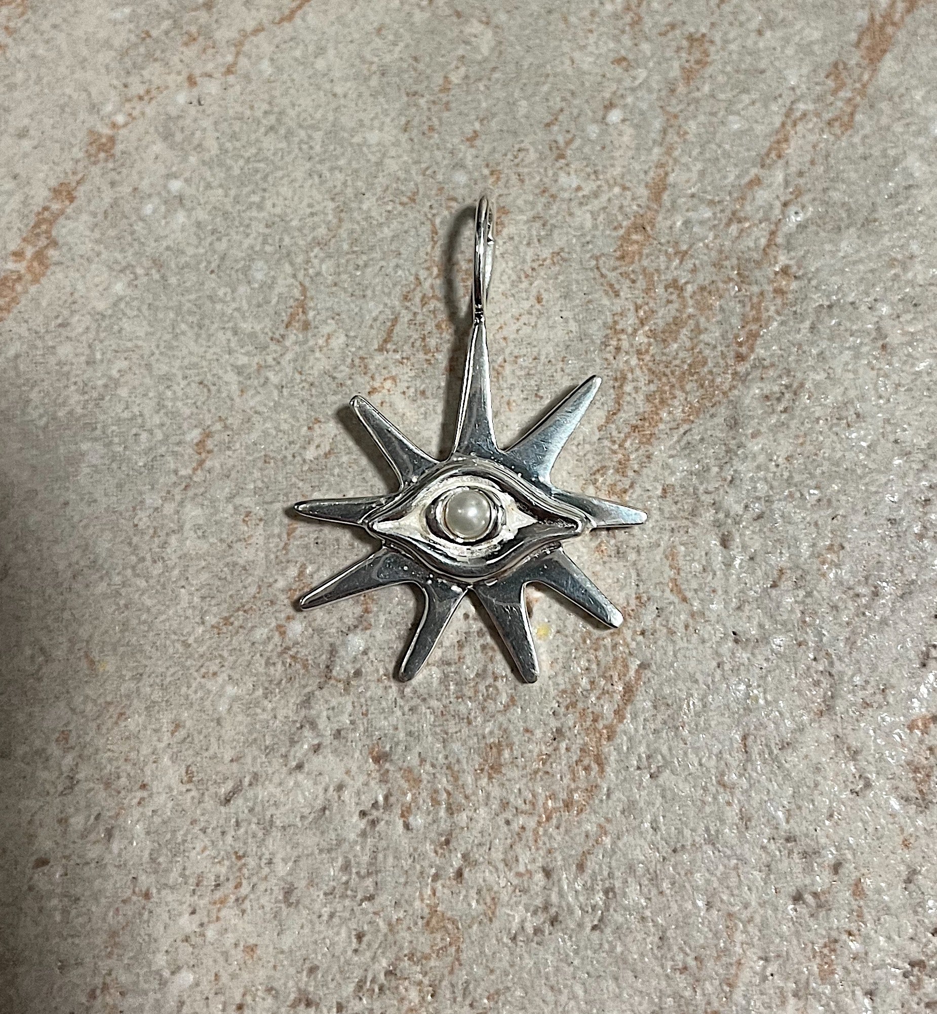 SMALL PEARL VIEW CHARM SILVER.