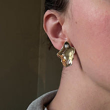 Ladda in bilden i Gallery viewer, MINI CLAM EARRINGS BRASS.