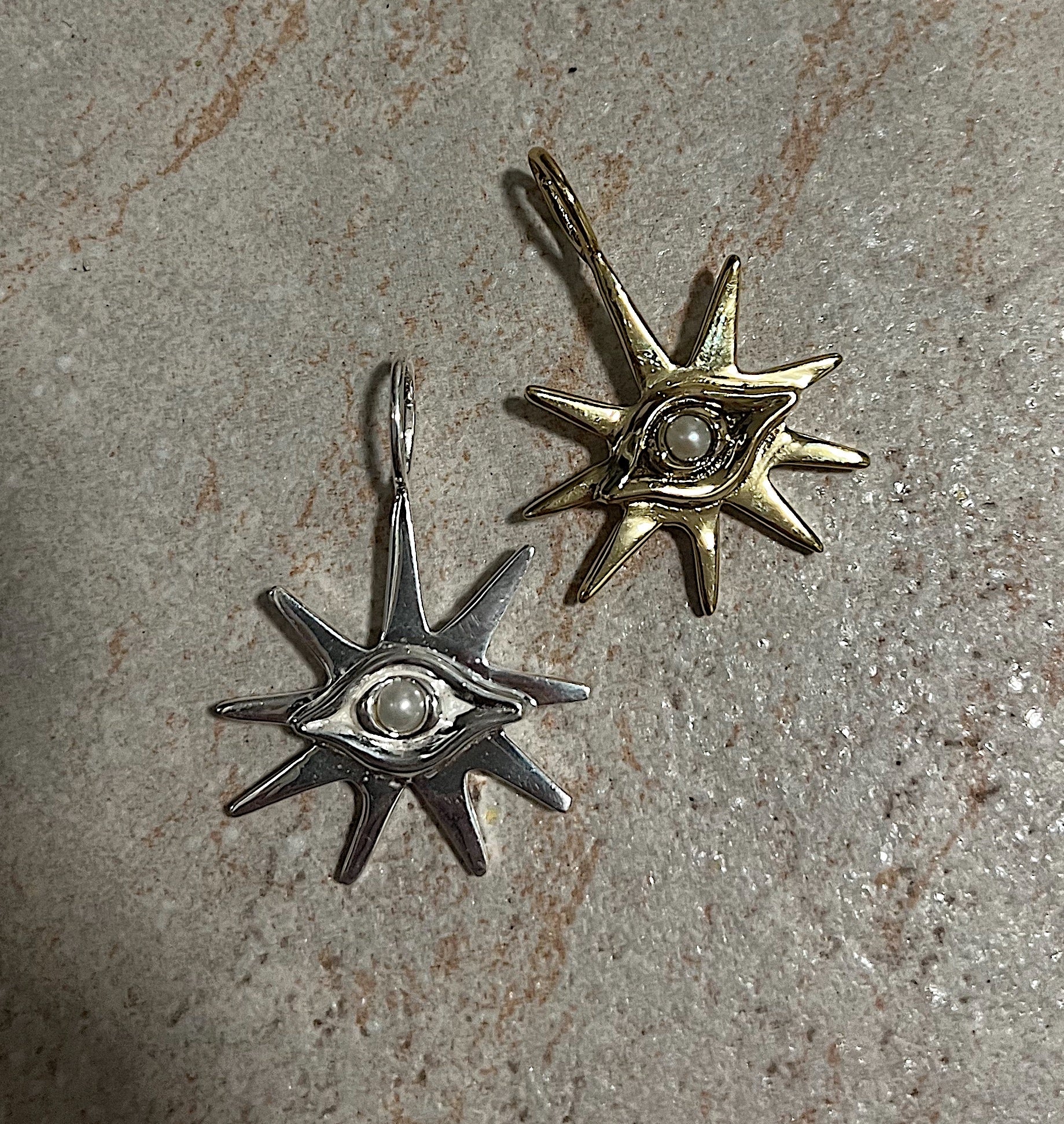 SMALL PEARL VIEW CHARM SILVER.