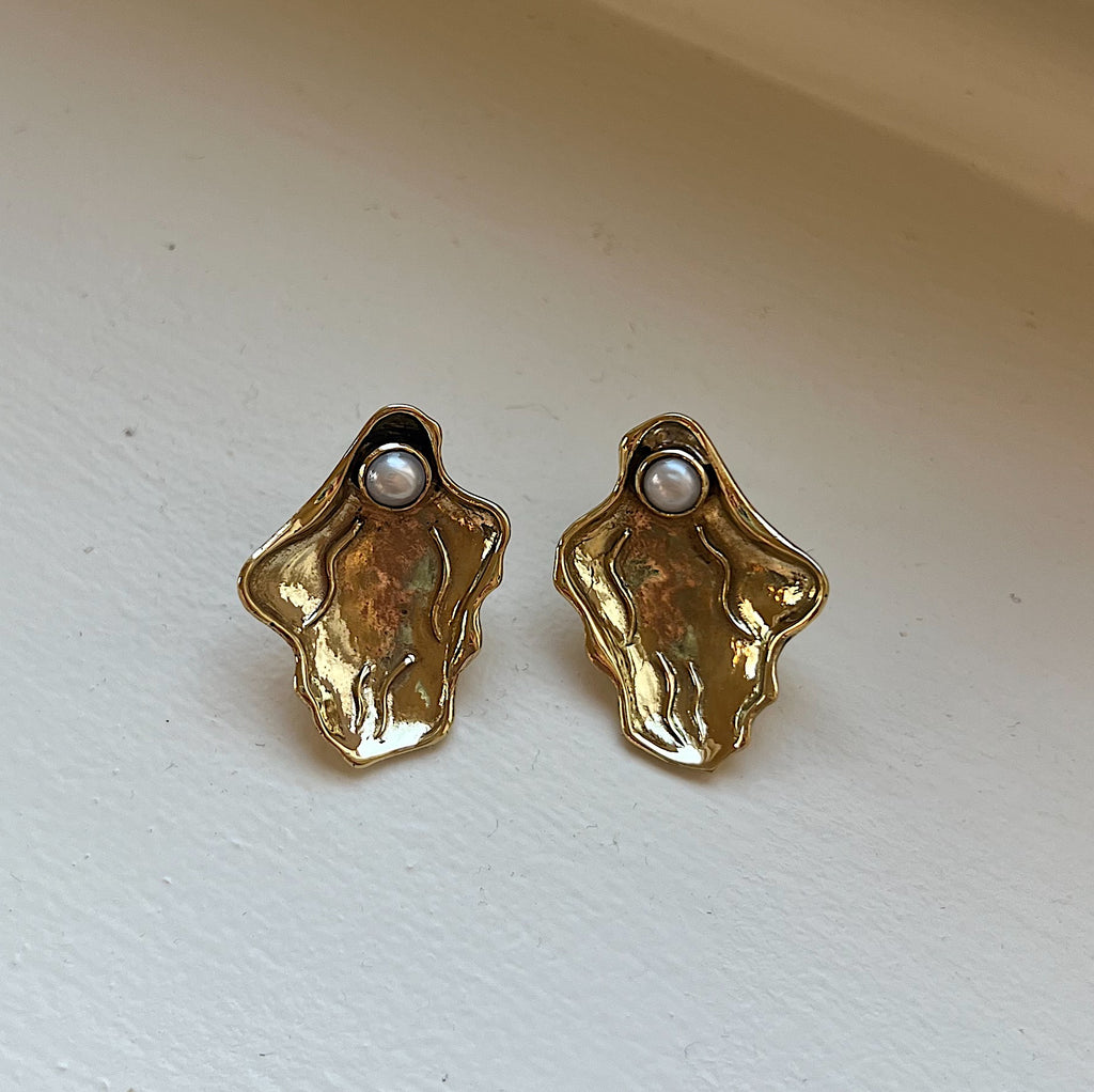 MINI CLAM EARRINGS BRASS.