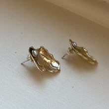 Ladda in bilden i Gallery viewer, MINI CLAM EARRINGS BRASS.