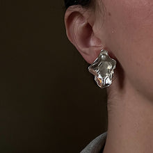 Ladda in bilden i Gallery viewer, MINI CLAM EARRINGS SILVER.