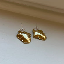 Ladda in bilden i Gallery viewer, MINI CLAM EARRINGS BRASS.