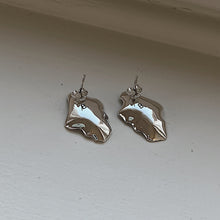 Ladda in bilden i Gallery viewer, MINI CLAM EARRINGS SILVER.