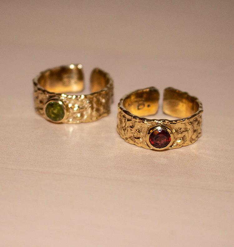 SLASK RING BRASS GARNET.