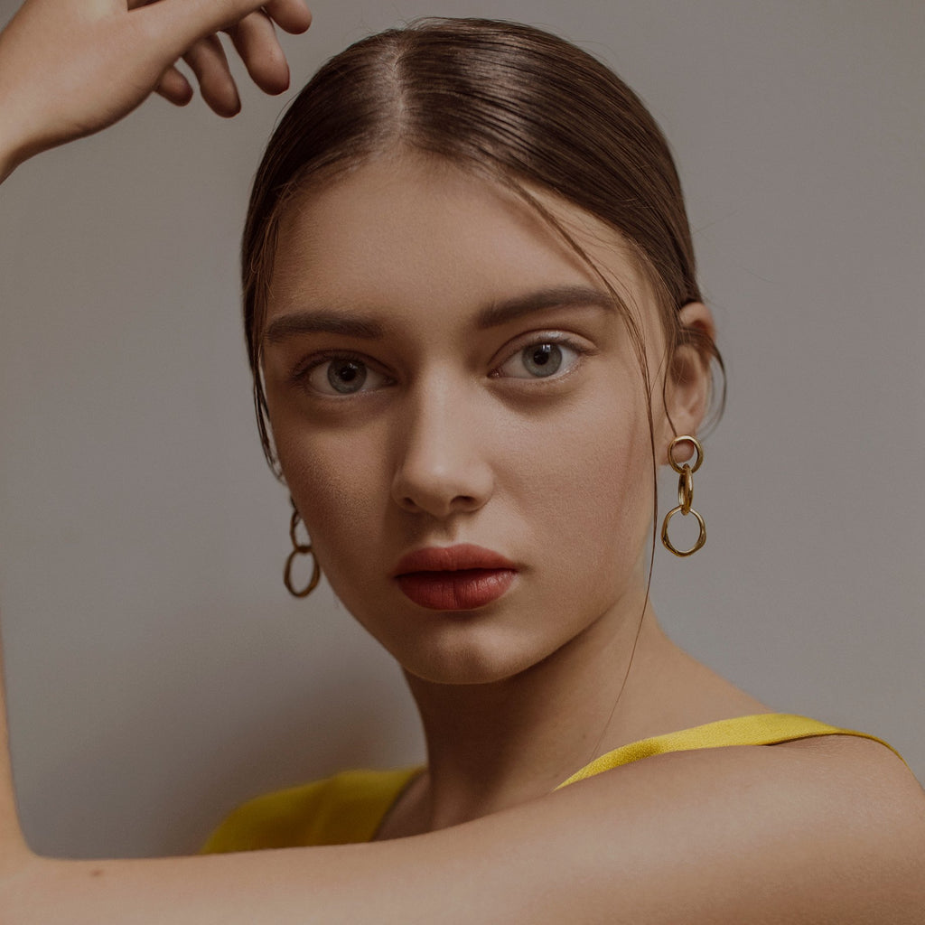 NO STRINGS EARRINGS GOLD.