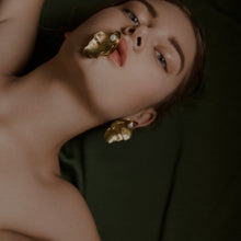 Load image into Gallery viewer, CLAM EARRINGS BRASS.