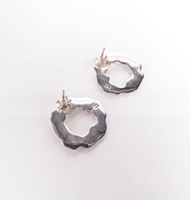 Load image into Gallery viewer, MELT O EARRINGS SILVER.