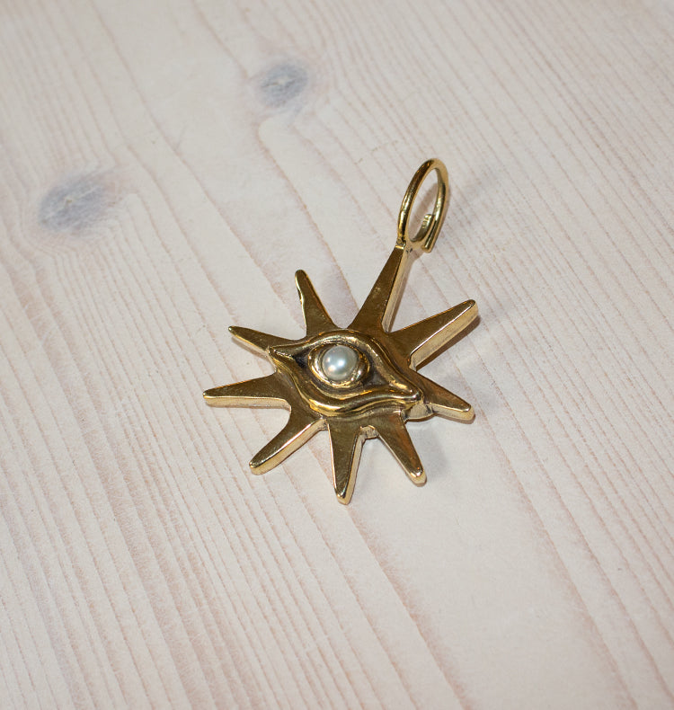 SMALL PEARL VIEW CHARM BRASS.