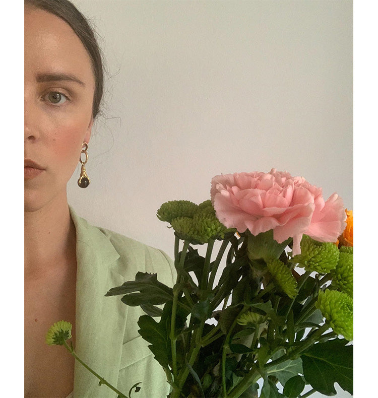 STRING ME ALONG BROWN/BRASS.