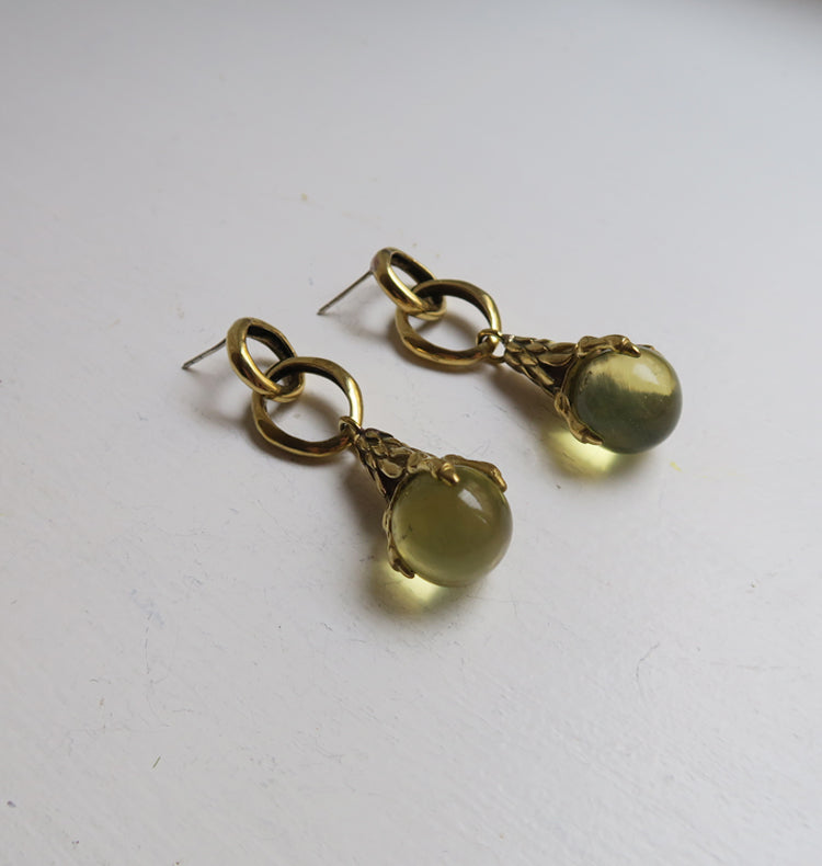 STRING ME ALONG YELLOW/BRASS.