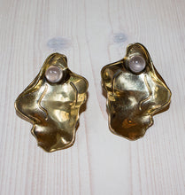Load image into Gallery viewer, CLAM EARRINGS BRASS ROSE.