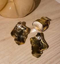 Load image into Gallery viewer, CLAM EARRINGS BRASS.