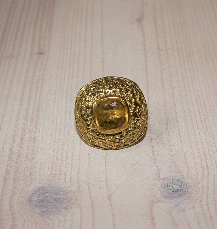 GRAM EARCUFF BRASS CITRINE.