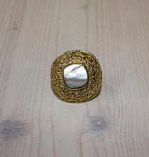 Load image into Gallery viewer, GRAM EARCUFF BRASS PEARL.