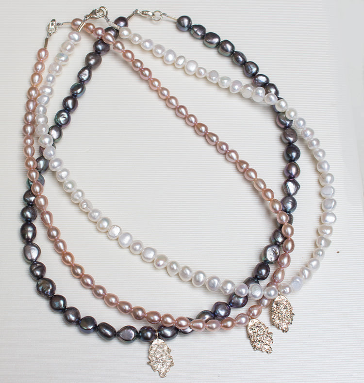 MOTHER OF PEARL NECKLACE - WHITE.