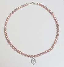 Ladda in bilden i Gallery viewer, MOTHER OF PEARL NECKLACE - ROSE.