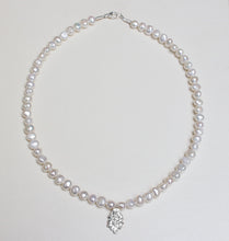Ladda in bilden i Gallery viewer, MOTHER OF PEARL NECKLACE - WHITE.