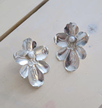 Load image into Gallery viewer, ORCHID EARRINGS - SILVER.