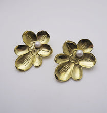 Load image into Gallery viewer, ORCHID EARRINGS - BRASS.